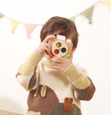Дървен детски фотоапарат с цветни филтри от VIGA Toys. Играчка с въртящ се обектив и цветни ефекти, която развива въображението и наблюдателността на децата.
