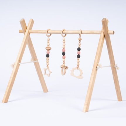 активна бебешка гимнастика с висящи играчки за развитие на моториката