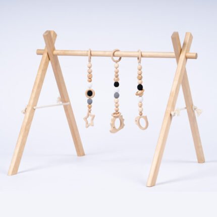 Дървена бебешка гимнастика Leg&Go с висящи сензорни играчки. Стимулира зрението, моториката и любопитството на бебето. Подходяща за игра от първите месеци.
