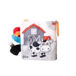 Мека бебешка книжка „Куче“ с интерактивни елементи и гризалка – стимулира сетивата, фината моторика и осигурява забавление у дома и в движение.