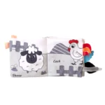 Мека бебешка книжка „Куче“ с интерактивни елементи и гризалка – стимулира сетивата, фината моторика и осигурява забавление у дома и в движение.