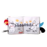 Мека бебешка книжка „Куче“ с интерактивни елементи и гризалка – стимулира сетивата, фината моторика и осигурява забавление у дома и в движение.