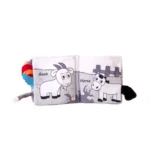 Мека бебешка книжка „Куче“ с интерактивни елементи и гризалка – стимулира сетивата, фината моторика и осигурява забавление у дома и в движение.