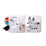 Мека бебешка книжка „Куче“ с интерактивни елементи и гризалка – стимулира сетивата, фината моторика и осигурява забавление у дома и в движение.