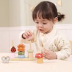Дървени фигурки за нанизване PolarB Garden с насекоми. Развиват фината моторика, щипковия захват и координацията. Подходящи за деца над 18 месеца.