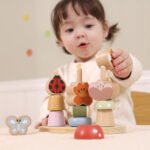 Дървени фигурки за нанизване PolarB Garden с насекоми. Развиват фината моторика, щипковия захват и координацията. Подходящи за деца над 18 месеца.