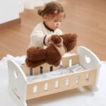 Дървена люлка за кукли VIGA Toys, подходяща за кукли до 50 см. Развива въображението, грижата и ролевите игри при децата.