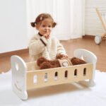 Дървена люлка за кукли VIGA Toys, подходяща за кукли до 50 см. Развива въображението, грижата и ролевите игри при децата.
