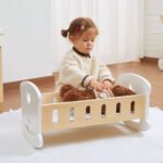 Дървена люлка за кукли VIGA Toys, подходяща за кукли до 50 см. Развива въображението, грижата и ролевите игри при децата.