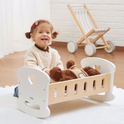 Дървена люлка за кукли VIGA Toys, подходяща за кукли до 50 см. Развива въображението, грижата и ролевите игри при децата.