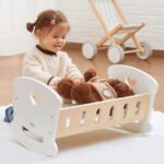 Дървена люлка за кукли VIGA Toys, подходяща за кукли до 50 см. Развива въображението, грижата и ролевите игри при децата.