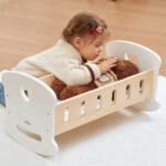 Дървена люлка за кукли VIGA Toys, подходяща за кукли до 50 см. Развива въображението, грижата и ролевите игри при децата.