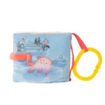 Мека бебешка книжка „Пате“ от плюш с цветни страници – стимулира фината моторика и сетивата. Безопасна, произведена в България, с възможност за пране до 30°C.