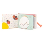 Мека бебешка книжка „Пате“ от плюш с цветни страници – стимулира фината моторика и сетивата. Безопасна, произведена в България, с възможност за пране до 30°C.