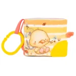 Мека бебешка книжка „Пате“ от плюш с цветни страници – стимулира фината моторика и сетивата. Безопасна, произведена в България, с възможност за пране до 30°C.