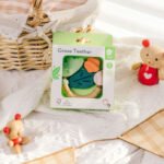 Сензорна гризалка и дрънкалка Classic World. Различни текстури, подходяща за бебета 0+, облекчава никненето на зъбки.