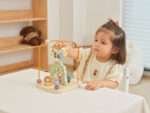 Дете играе с дървен лабиринт с мъниста VIGA Toys