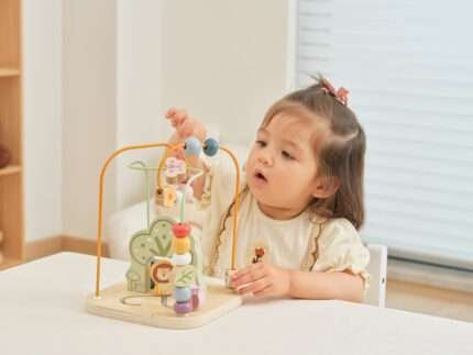 Дете играе с дървен лабиринт с мъниста VIGA Toys