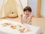 Дете играе с дървени плодове за рязане VIGA Toys