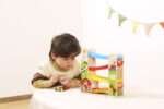 Дървена писта Ферма с 4 колички VIGA Toys 44844 за деца над 18 месеца