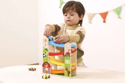 Дървена писта Ферма с 4 колички VIGA Toys 44844 за деца над 18 месеца