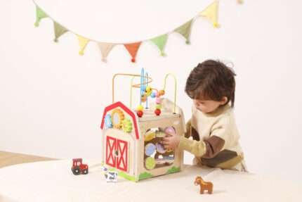 Дървена къща Ферма със 7 активности VIGA Toys 44854