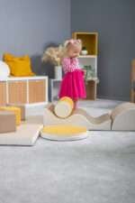 Дете играе с меки модули IGLU SET 5 за баланс и катерене