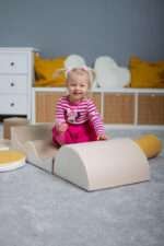 Дете играе с меки модули IGLU SET 5 за баланс и катерене