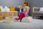 Дете играе с меки модули IGLU SET 5 за баланс и катерене