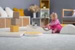 Дете играе с меки модули IGLU SET 5 за баланс и катерене