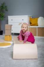 Дете играе с меки модули IGLU SET 5 за баланс и катерене