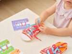 Дървени обувки за връзване с карти VIGA Toys
