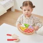 Дете играе с дървена пица VIGA Toys и приготвя храна в детска пицария