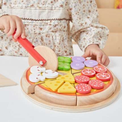 Дете играе с дървена пица VIGA Toys и приготвя храна в детска пицария