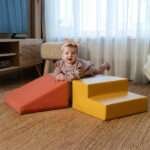 малко дете играе с меки модули IGLU