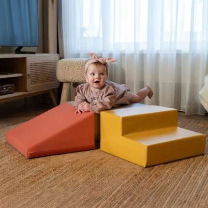малко дете играе с меки модули IGLU