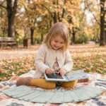 LCD книжка PLAYSENSE с 15 двустранни карти за очертаване и свободно рисуване. Развива въображението и подпомага подготовката за писане. За деца над 3 г.
